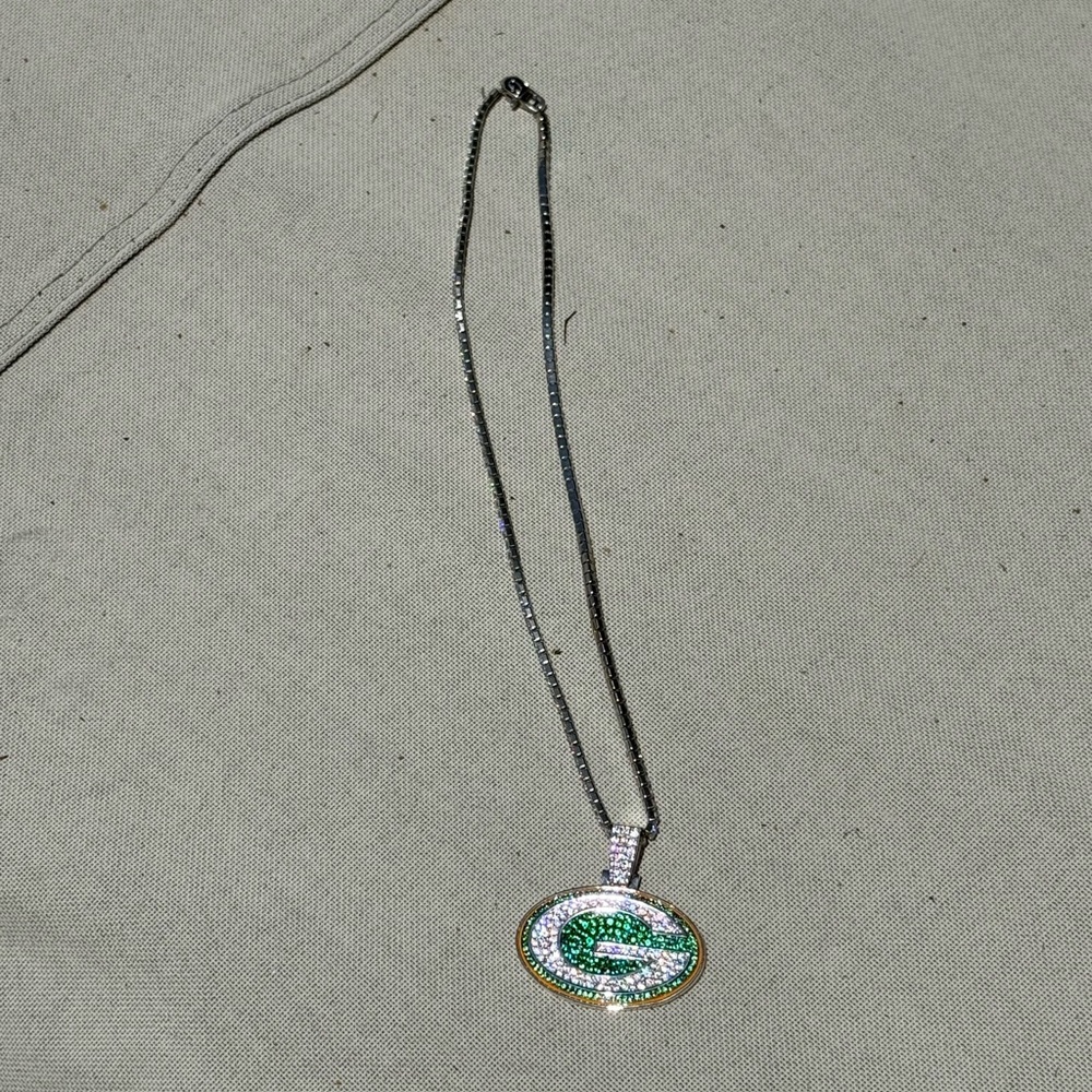 Gorgeous GLD Green Bay Packers pendant necklace with chain-new! - Picture 3 of 4